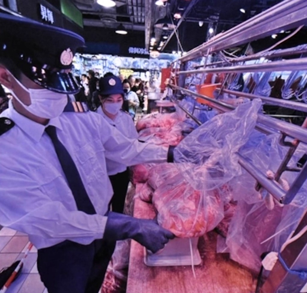 袁旭健強調,「情理兼備唔代表係完全冇底線」,若涉及食物安全、公眾衞生等問題,署方會果斷處理。 袁旭健強調,「情理兼備唔代表係完全冇底線」,若涉及食物安全、公眾衞生等問題,署方會果斷處理。