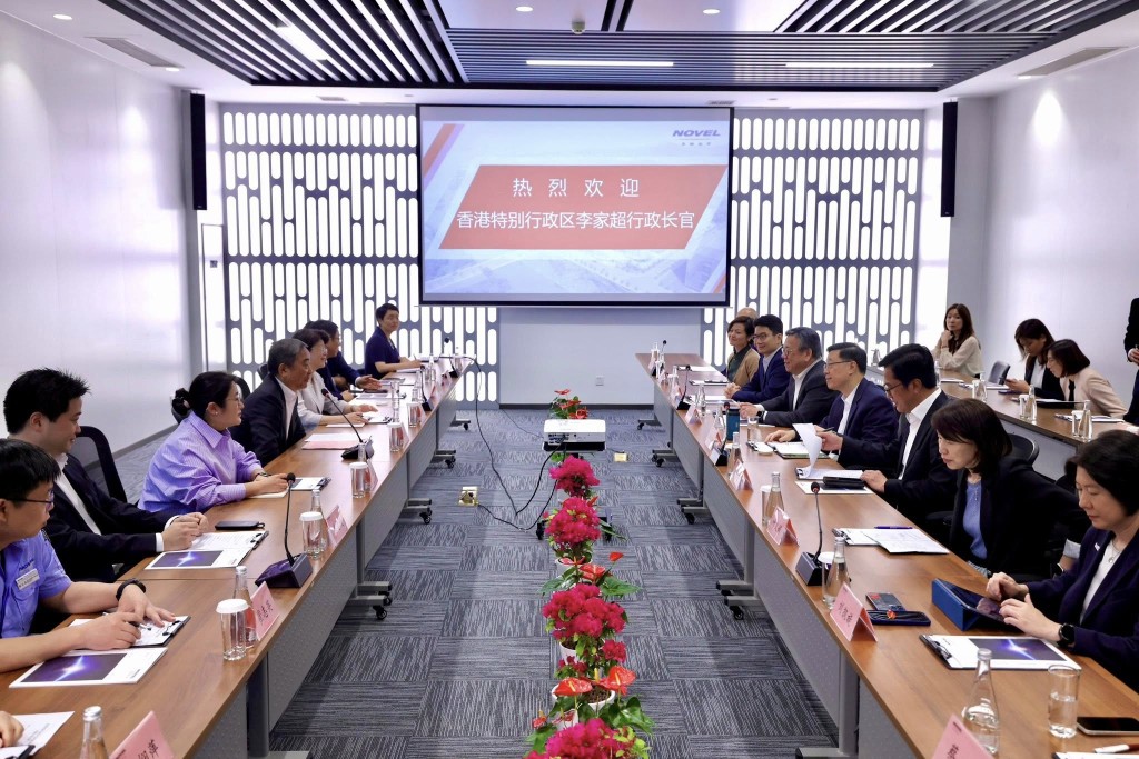宁波官员热情接见李家超及特区政府代表团成员。李家超fb图片