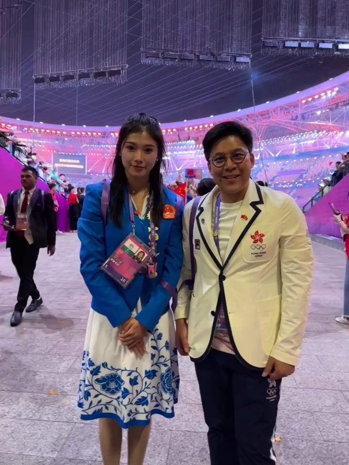 與中國香港體育協會暨奧林匹克委員會副會長霍啟剛合照。