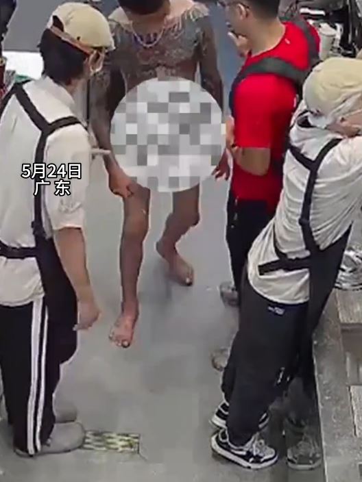 紋身裸漢持刀闖入茶飲店，神勇店員制服後最高獲獎5000元。潮汐視訊
