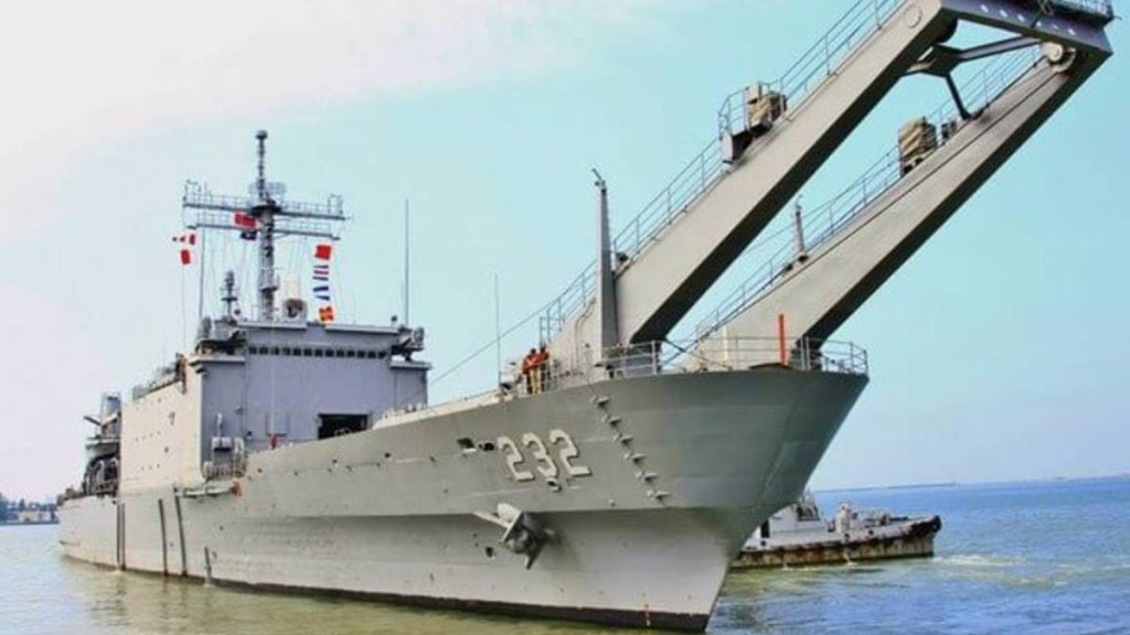 台灣中和軍艦今日與一艘大陸漁發生擦撞。台灣海軍