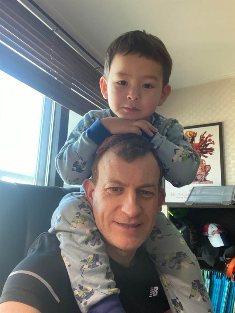 教授在自己的Twitter更新工作狀況，兒子要「騎膊馬」是每當他坐在桌前準備工作時會發生的事。(網圖)