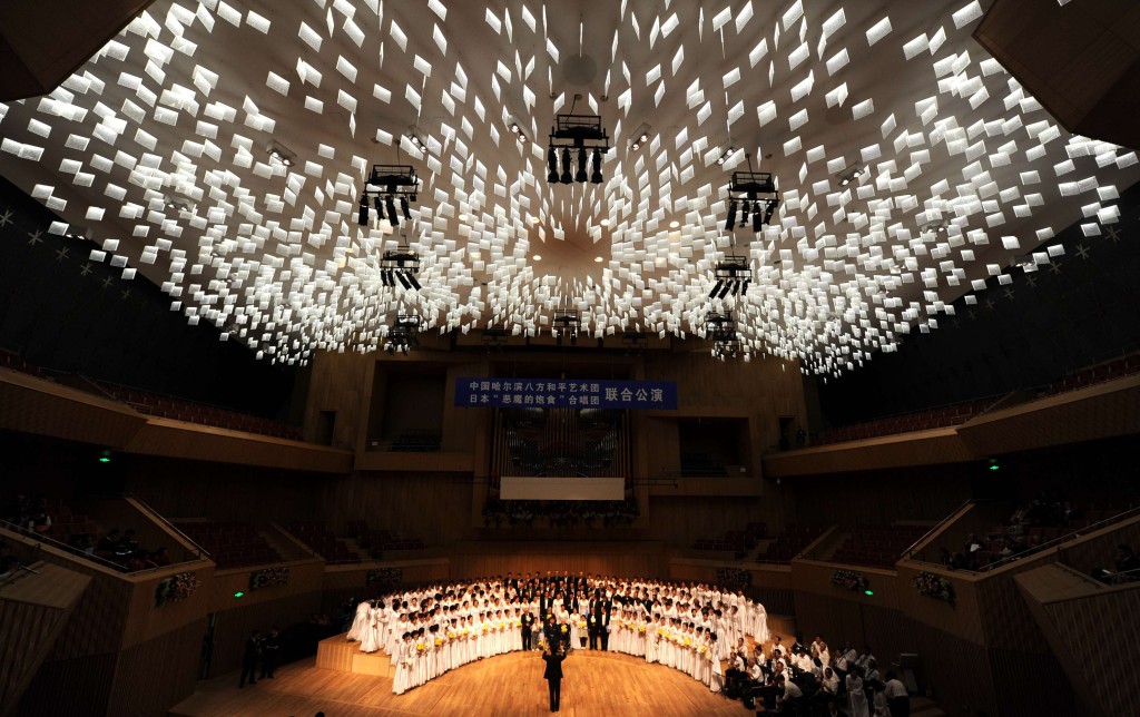 2015年，日本作家森村誠一組建的「惡魔的飽食」合唱團在哈爾濱市進行訪問公演。(新華社)