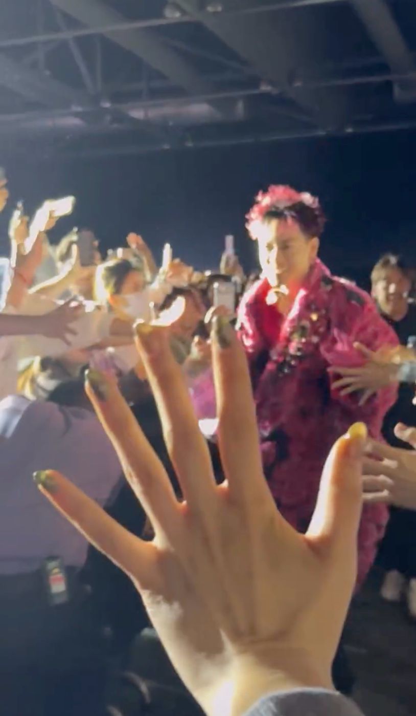 佐藤健走下台跟fans近距離接觸。