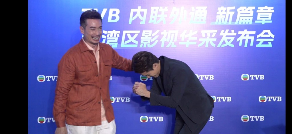 陳豪與馬國明合照時,陳豪擺「拱手」手勢,馬國明即禮尚往來。 陳豪與馬國明合照時,陳豪擺「拱手」手勢,馬國明即禮尚往來。