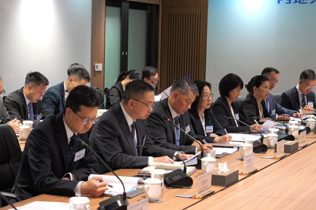 入境處處長郭俊峯於2026年度內地與港澳出入境管理部門「1+2」聯繫協作機制會議上發言。 入境處處長郭俊峯於2026年度內地與港澳出入境管理部門「1+2」聯繫協作機制會議上發言。