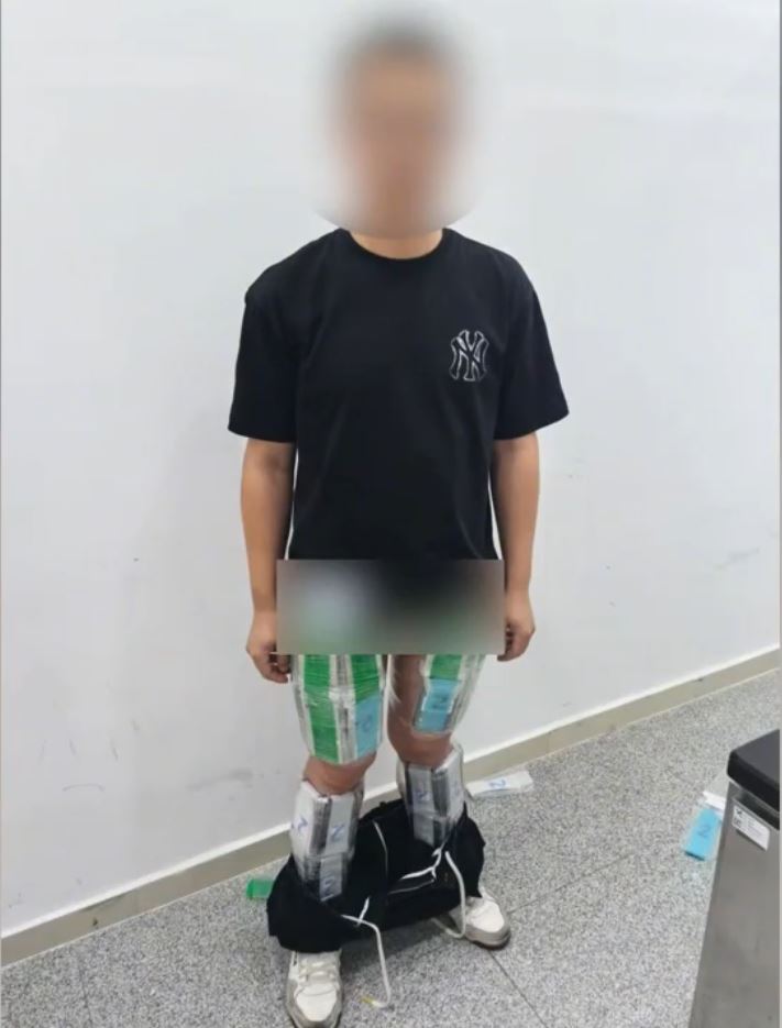 涉事男女在身上纏著共102部舊手機，企圖經拱北入內地。海關發佈