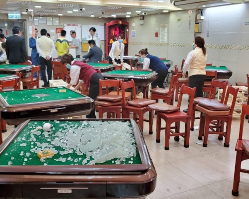 示威者打爆麻雀館玻璃要求「福建人」出來。