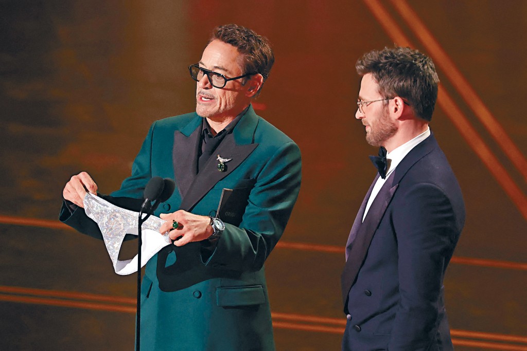 罗拔唐尼搞笑送声称是查宁塔图穿过的内裤给基斯伊云斯。