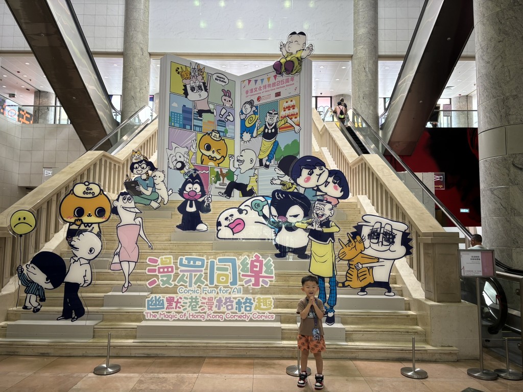 11組不同年代的幽默漫畫人物，包括老夫子、牛仔、 壽星仔、哨牙珍、Q小子、老少女、癲噹、丁丁企鵝、 大麻成、IT男與藝術女，以及大大與小妹登場展覽。（圖片來源：《親子王》）