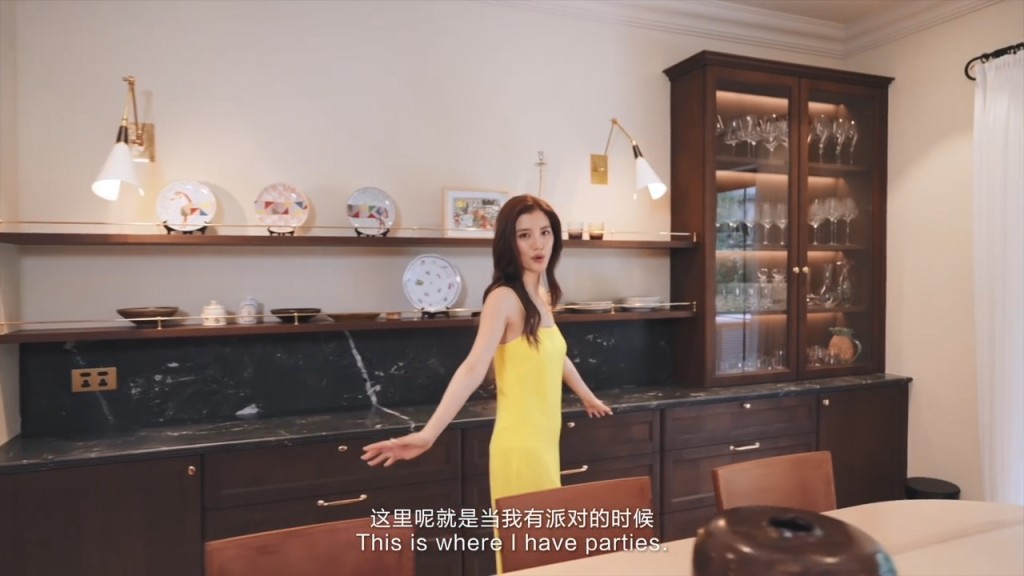 西廚部分的中島，選用了來自巴西、名為「Taj Mahal」的石材（安邸AD＠小紅書影片截圖）