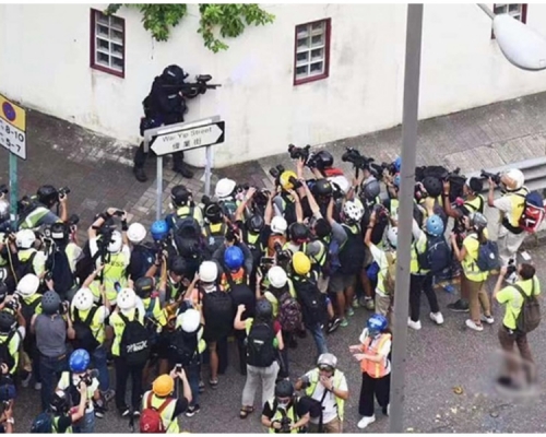 央視新聞以此照片批評部分港媒只針對警察。央視新聞