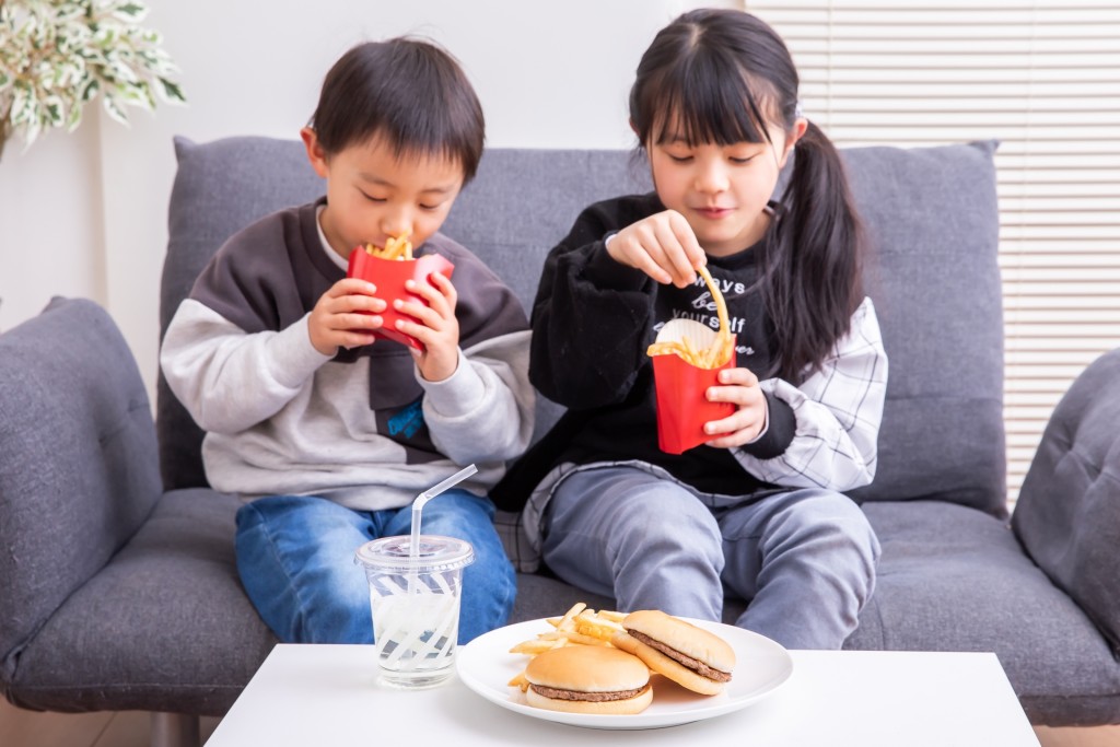 爸媽又有何方法減少孩子過量進食垃圾食物呢?(資料圖片/圖片來源:PhotoAC) 爸媽又有何方法減少孩子過量進食垃圾食物呢?(資料圖片/圖片來源:PhotoAC)