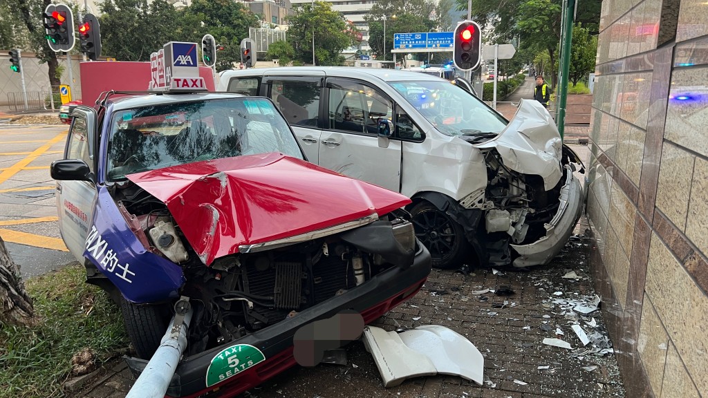 兩車車頭損毀。