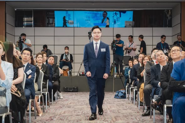 其中,他最具突破性的成果是成功研发出新一代 α-地中海贫血筛查技术,将检测时间由原先的15分钟,大幅缩短至仅需数秒。这项新技术的准确度更超过99%,不仅能有效降低检测成本,更大大优化了临床诊断流程。(图片来源:HKU Medicine Facebook) 其中,他最具突破性的成果是成功研发出新一代 α-地中海贫血筛查技术,将检测时间由原先的15分钟,大幅缩短至仅需数秒。这项新技术的准确度更超过99%,不仅能有效降低检测成本,更大大优化了临床诊断流程。(图片来源:HKU Medicine Facebook)