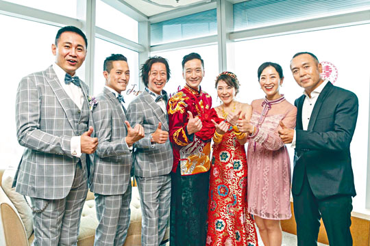 梁焯皓在姐姐梁佩瑚及哥哥梁焯滿見證下接新娘。