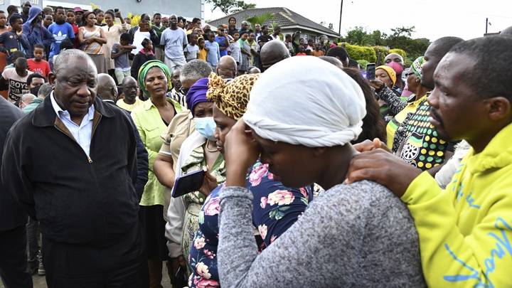 南非總統拉馬福薩到災區探望罹難者家屬。AP圖片