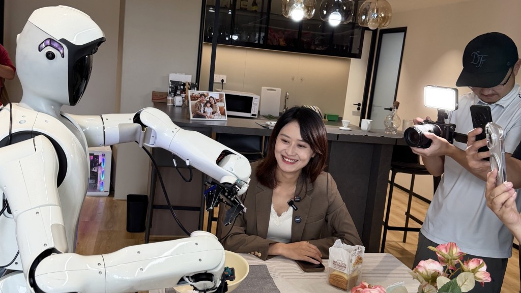 极佳视界销售副总裁王金山预计，家务机械人会在未来5至10年普及至普通家庭。图示极佳视界机械人整理餐桌。受访者提供