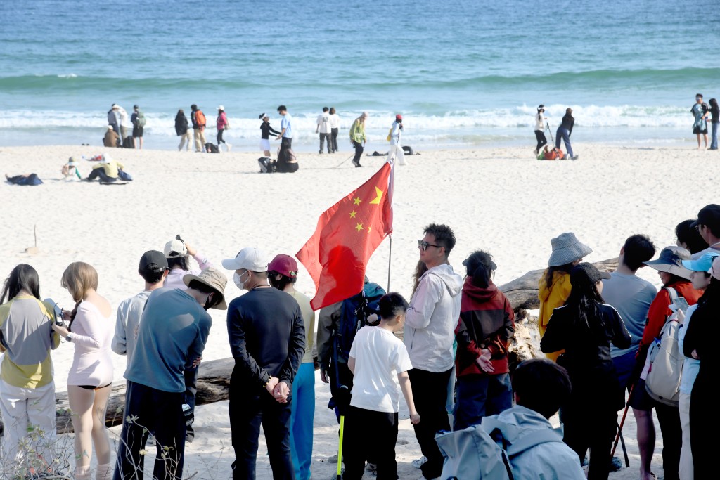 近年內地遊客喜愛來港郊遊及露營，如鹹田灣、西灣等地成為熱門地點。圖為浪茄營地