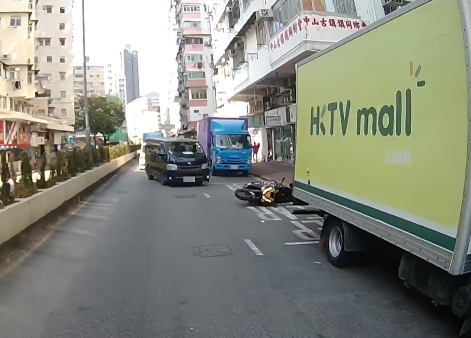 电单车馀势未止再冲前。fb车cam L（香港群组）影片截图