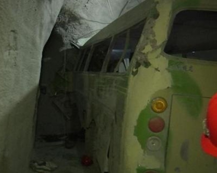 巴士疑撞向牆壁。網圖