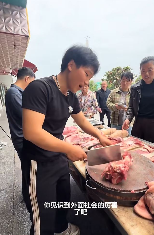 孫攀指為養6名弟妹每天累得懷疑人生，希望父親不要再生育。抖音