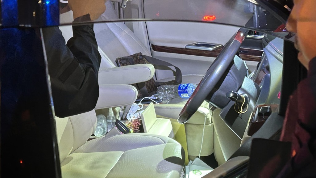 警方即場進行搜車。蔡楚輝攝 警方即場進行搜車。蔡楚輝攝