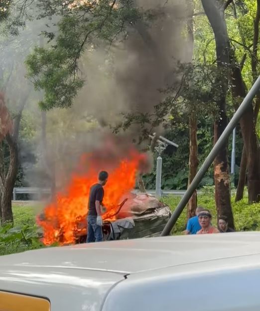 的士起火焚燒。fb的士司機資訊網 Taxi Chong Saikit影片截圖