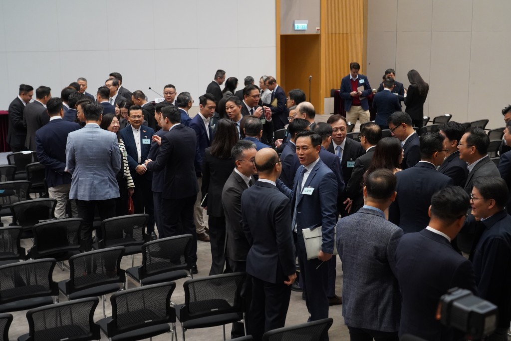 全體90名候任議員有約70人出席交流會。 全體90名候任議員有約70人出席交流會。