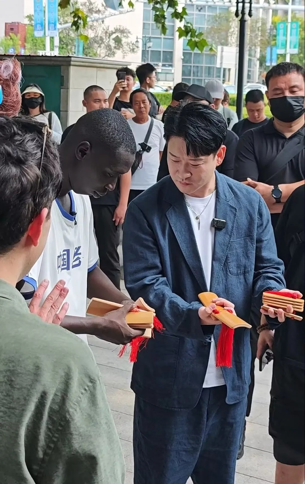 網紅「無語哥」中國行與民眾互動,學起打快板。 網紅「無語哥」中國行與民眾互動,學起打快板。