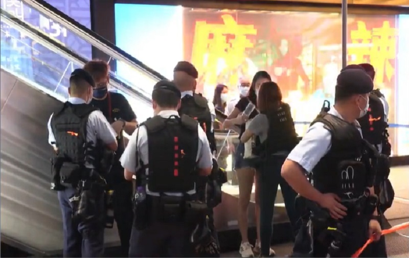 警員截查停留人士。警方facebook截圖
