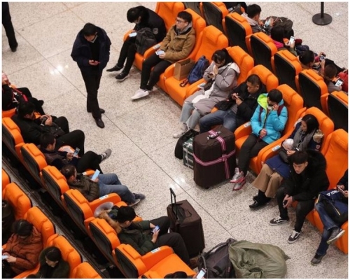 座椅分红蓝橙三种颜色。网图