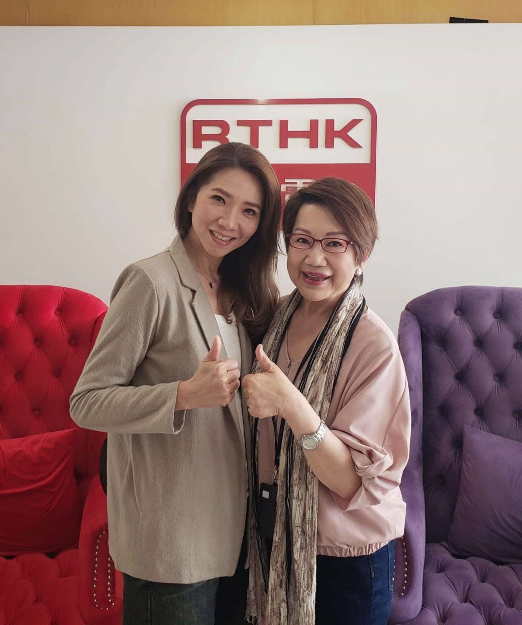 車婉婉上電台接受訪問,再次談及生父和兒子。 車婉婉上電台接受訪問,再次談及生父和兒子。