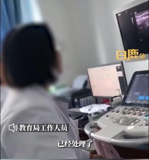家长带受害女儿到医院做超声波检查。影片截图