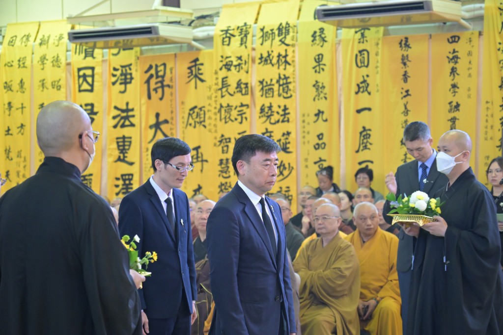 中央駐港聯絡辦公室協調部部長朱文致祭。