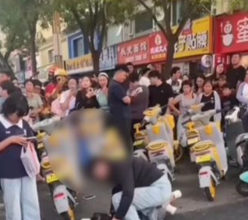 河北婦遭當街毆打強脫褲。