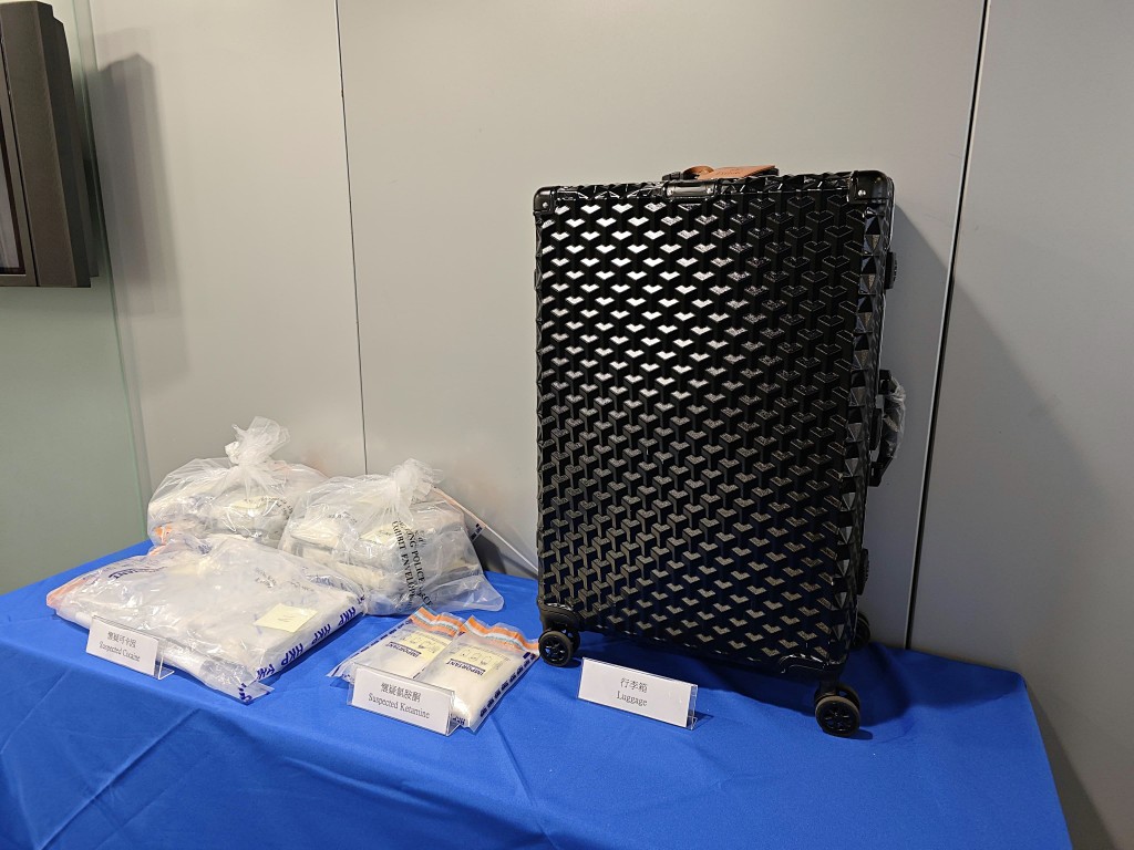警方展示檢獲的證物。 警方展示檢獲的證物。