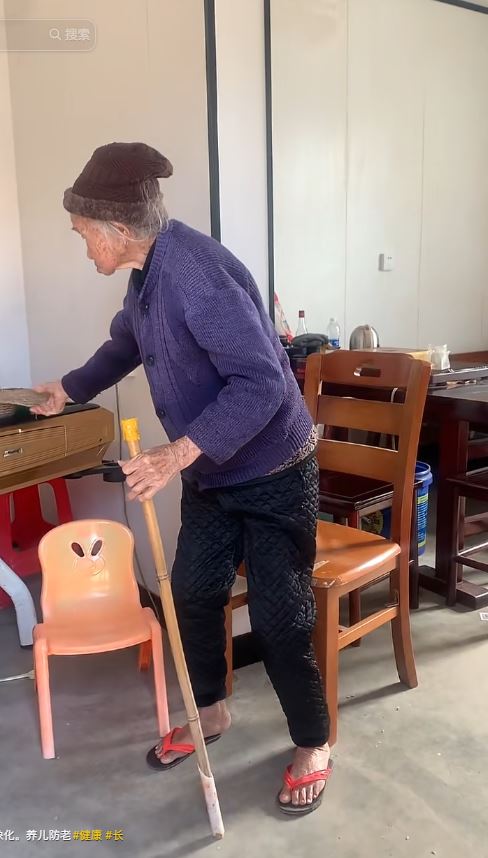 113岁的陈老太生活仍能自理。抖音