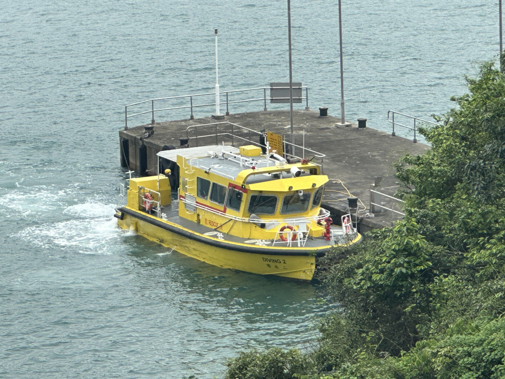 消防船预备将事主遗体运送上岸。