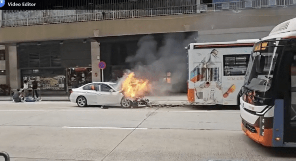 從網上影片所見，車禍後私家車的車頭起火。