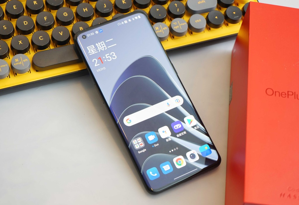 新作沿用6.7吋曲面荧幕，支援120Hz动态更新率，强化玻璃则换上更耐用的Gorilla Glass Victus。