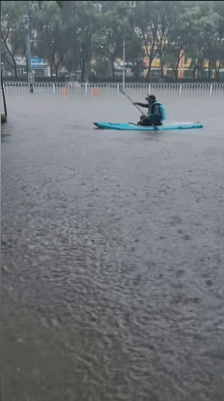 受台风巴威外围环流影响，沈阳市因暴雨陷入历史性瘫痪。 抖音