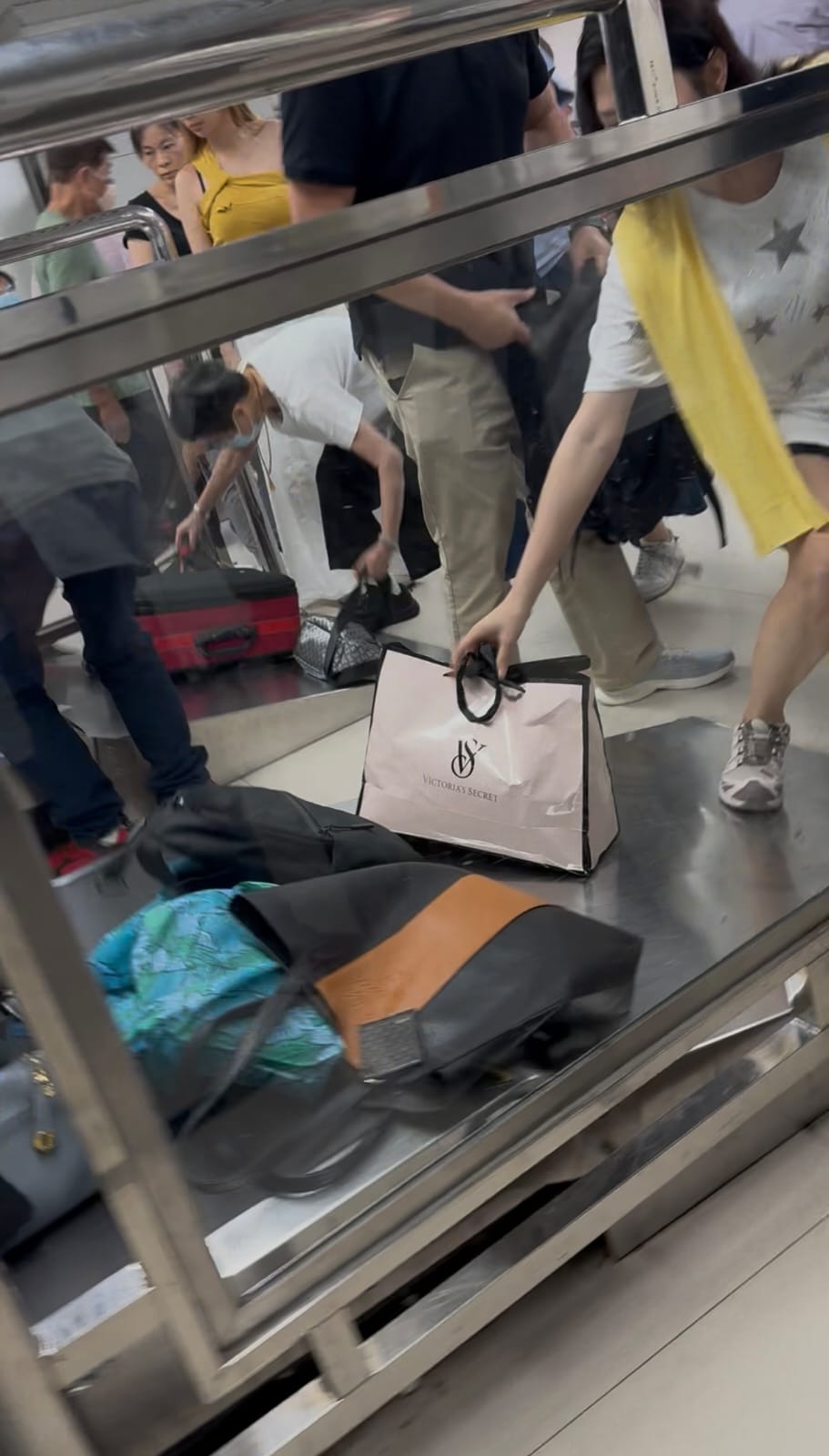 若未及時領取,行李或會直接滑至地面。 若未及時領取,行李或會直接滑至地面。
