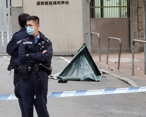 現場附近一學校職員報案，指聽到一聲巨響，其後發現事主倒臥馬路。
