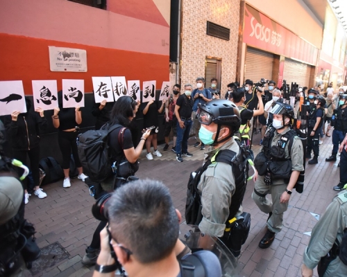 去年6月12日旺角一帶有多人聚集,防暴警到場。資料圖片