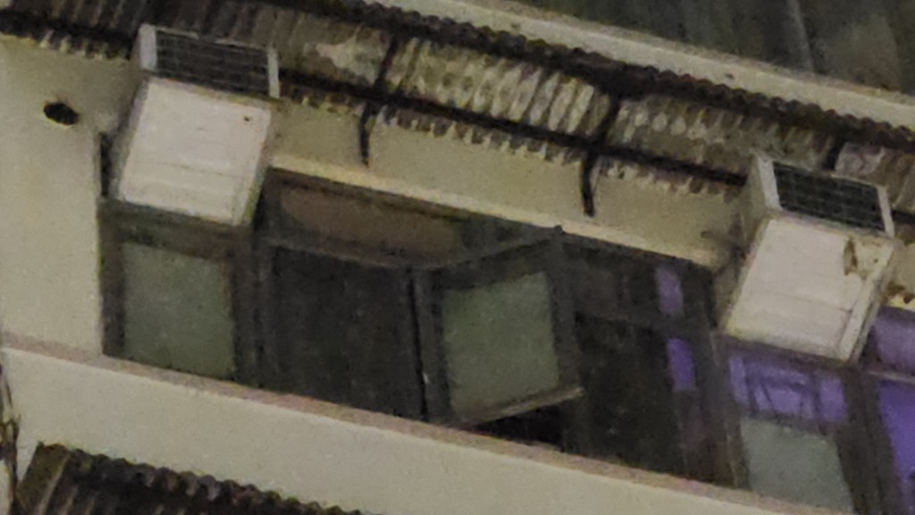 一名男童由5楼单位将杂物及玩具掉下，击中一辆私家车。黎志伟摄