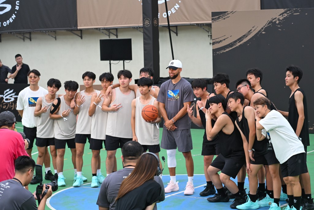 居利和學生球員互動。魏國謙攝
