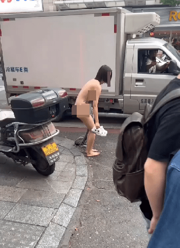 内地网络近日热议一名少女在闹市「全裸散步」