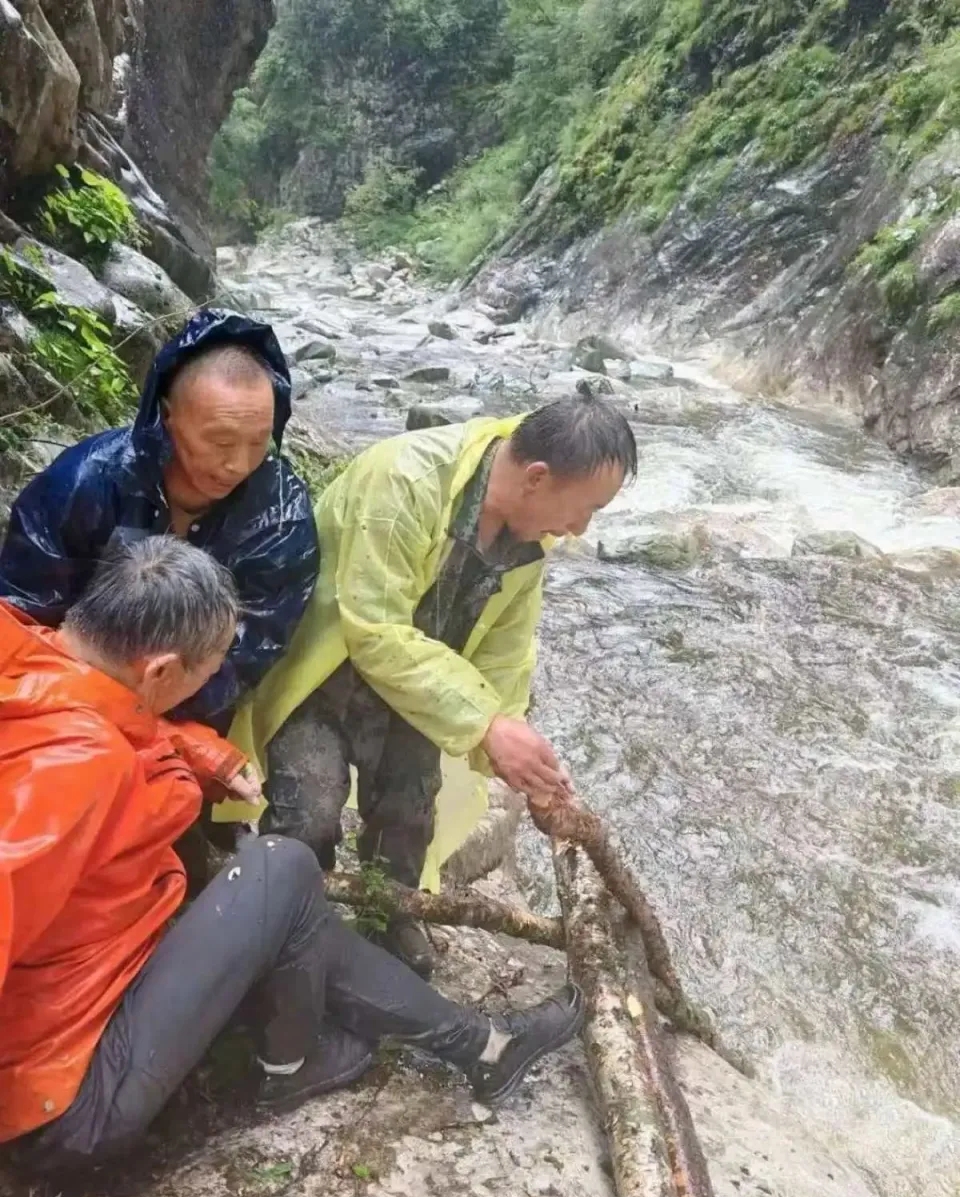 警方稱失聯驢友摔進峽谷腿部受傷。 警方稱失聯驢友摔進峽谷腿部受傷。