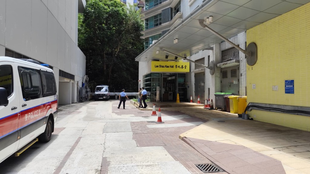 男子墮樓,倒臥在香港大學李兆基堂的平台上,由救護車送院搶救。 男子墮樓,倒臥在香港大學李兆基堂的平台上,由救護車送院搶救。
